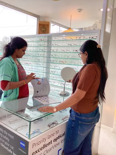 Choosing spectacle frames and Zeiss lenses at the in-house optical counter